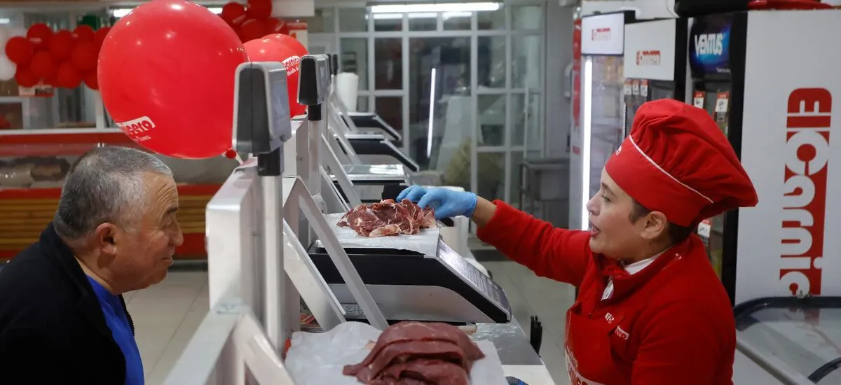 Carnes, papas y pasajes aéreos empujan el IPC de agosto a 0,6%, por sobre todas las proyecciones