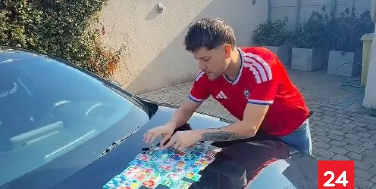Fiebre mundialista: influencer cubrió su auto con más de 10 mil láminas del mundial