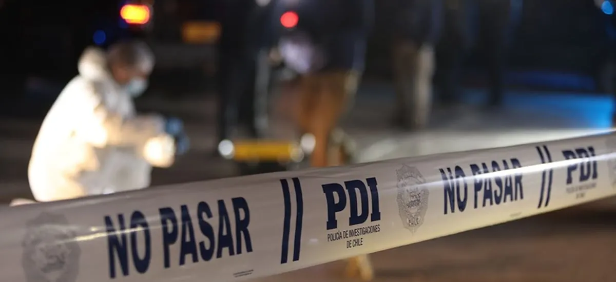 Comitiva de policías PDI repele a disparos asalto en servicentro de Buin: delincuentes resultaron heridos y fueron detenidos