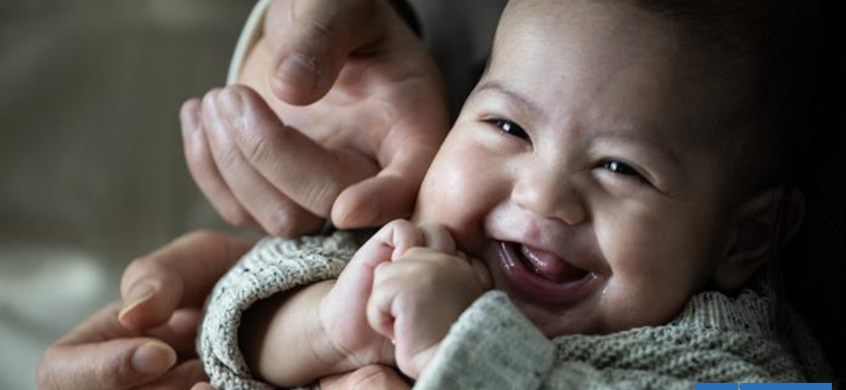 Curan a bebé con un agresivo tumor vascular antes de nacer en Francia: ahora disfruta sus 3 meses