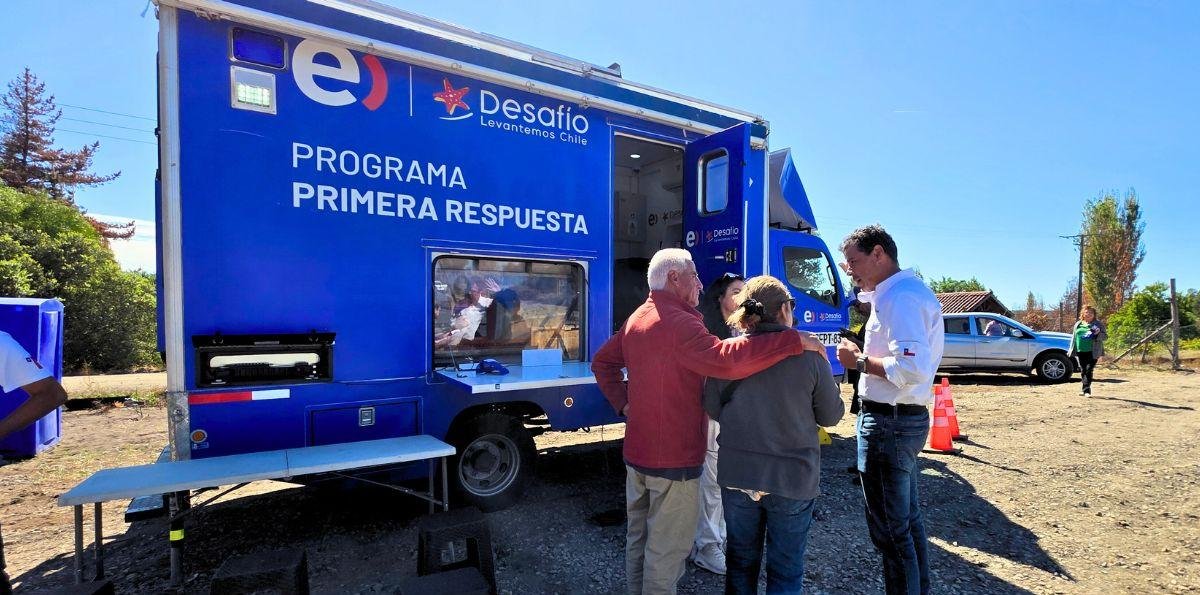 Entel y Desafío Levantemos Chile entregan celulares a personas mayores afectadas por los incendios en Biobío y Ñuble