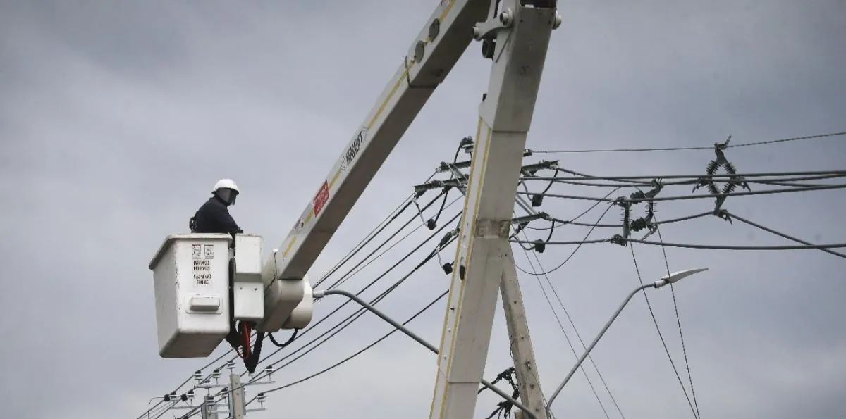 Hasta 8 horas sin servicio: Estas son las 8 comunas con cortes de luz programados para este martes en la RM