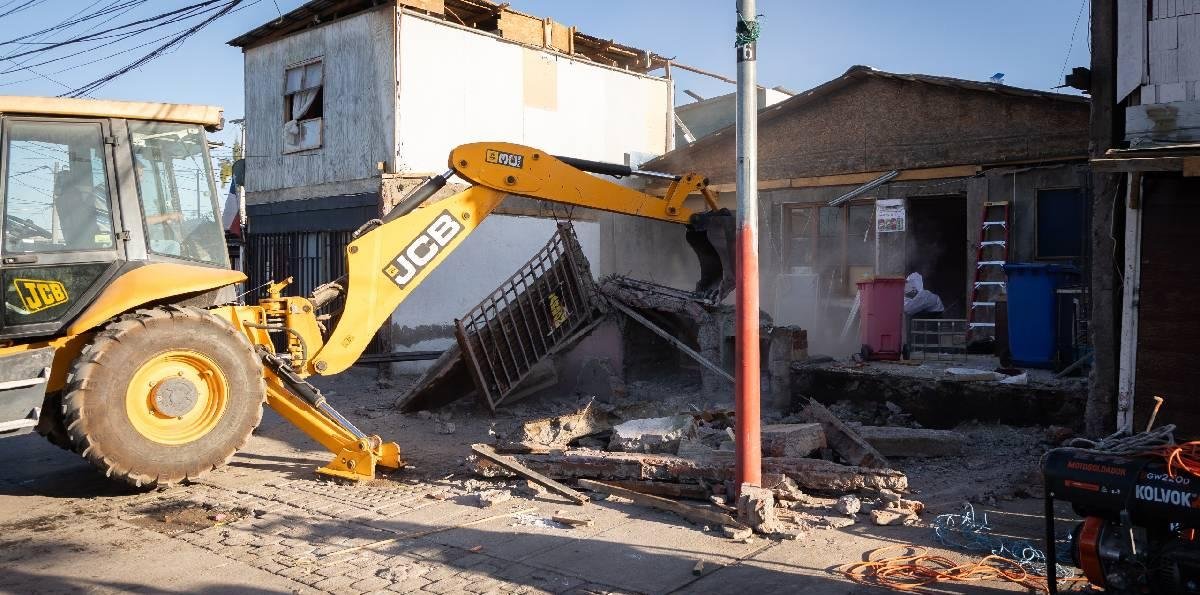 Operativo en Peñalolén termina con demolición de casa narco