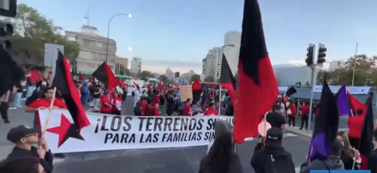 Mil pobladores marchan por la Alameda en primer lunes de marzo: protestan por subsidios habitacionales
