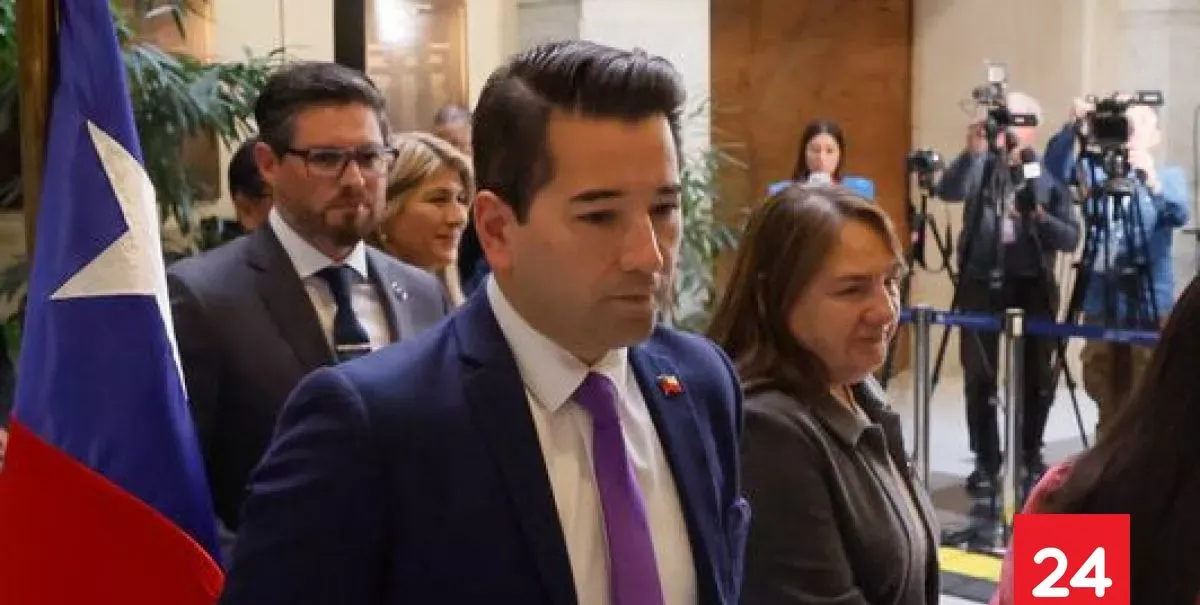 "Fue cobardemente agredido por la espalda": equipo del diputado Olivares emite comunicado detallando la agresión