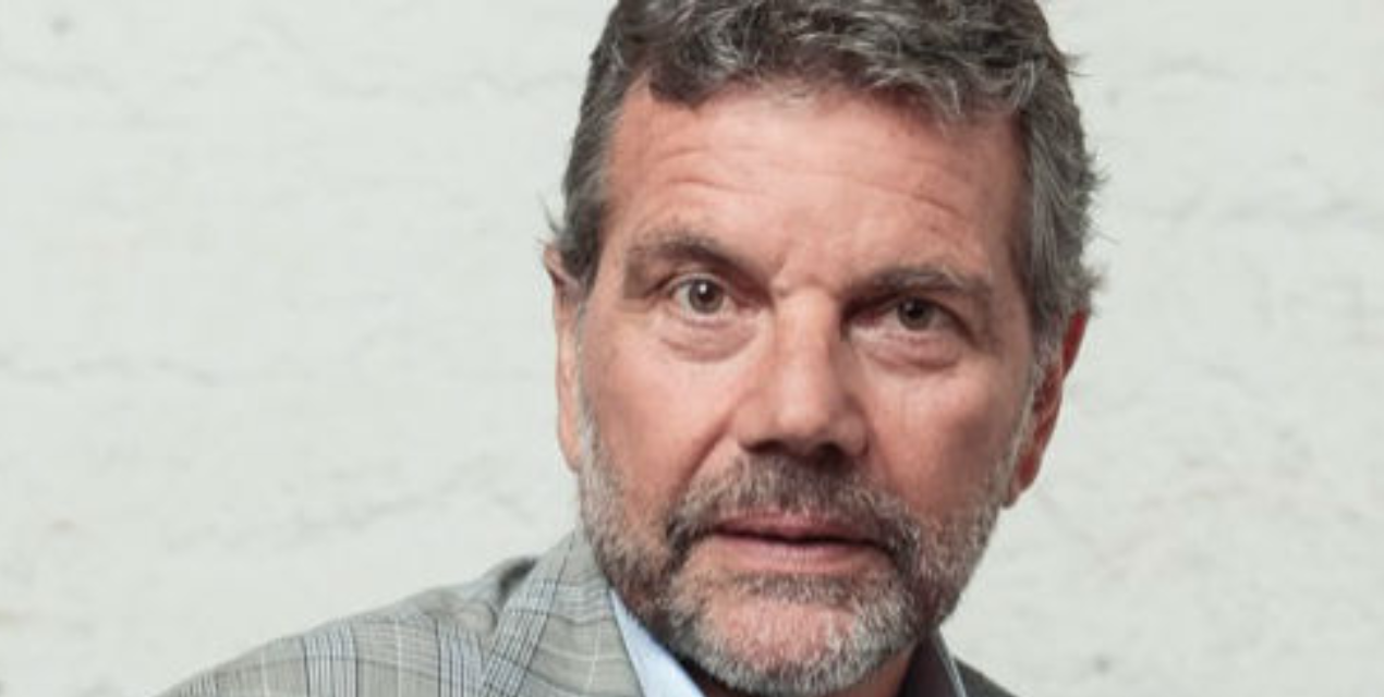 Actor Osvaldo Silva relata asalto con cuchillos que sufrió en servicentro de Recoleta: “Fueron cinco cabros chicos”