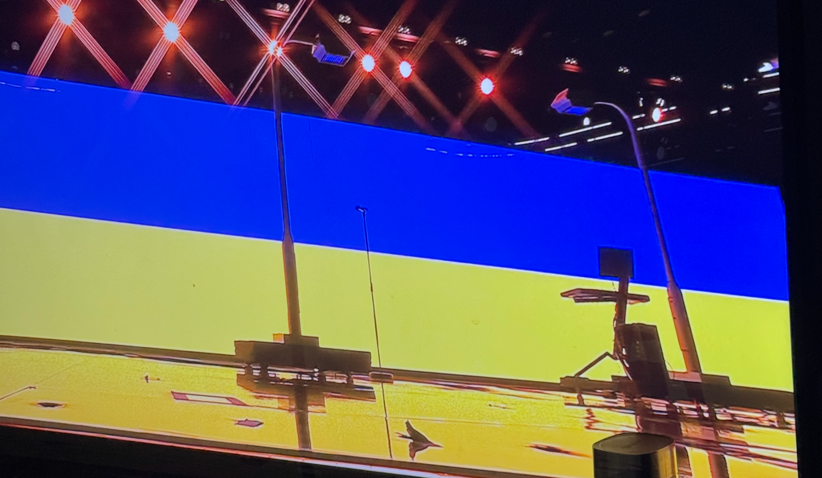 Pet Shop Boys abren su show en Viña 2026 mostrando la bandera de Ucrania