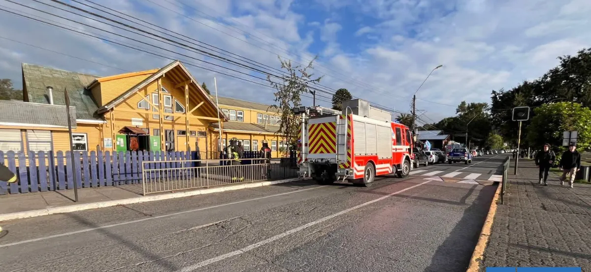 Evacúan a cerca de 500 personas de una escuela en Frutillar por fuertes olores