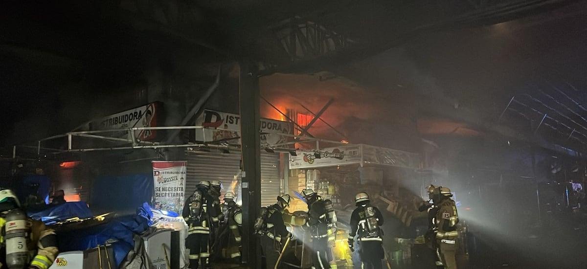 Incendio en la Vega Central deja al menos 60 locales afectados