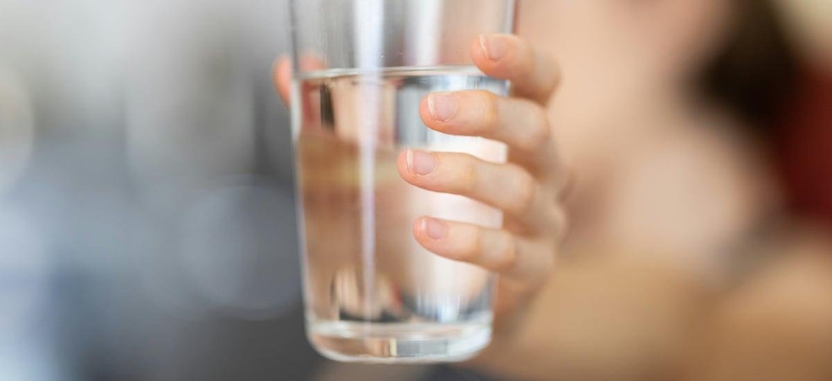 ¿Tomar agua tibia realmente puede ayudarte a bajar de peso y tener beneficios? Esto dicen los científicos