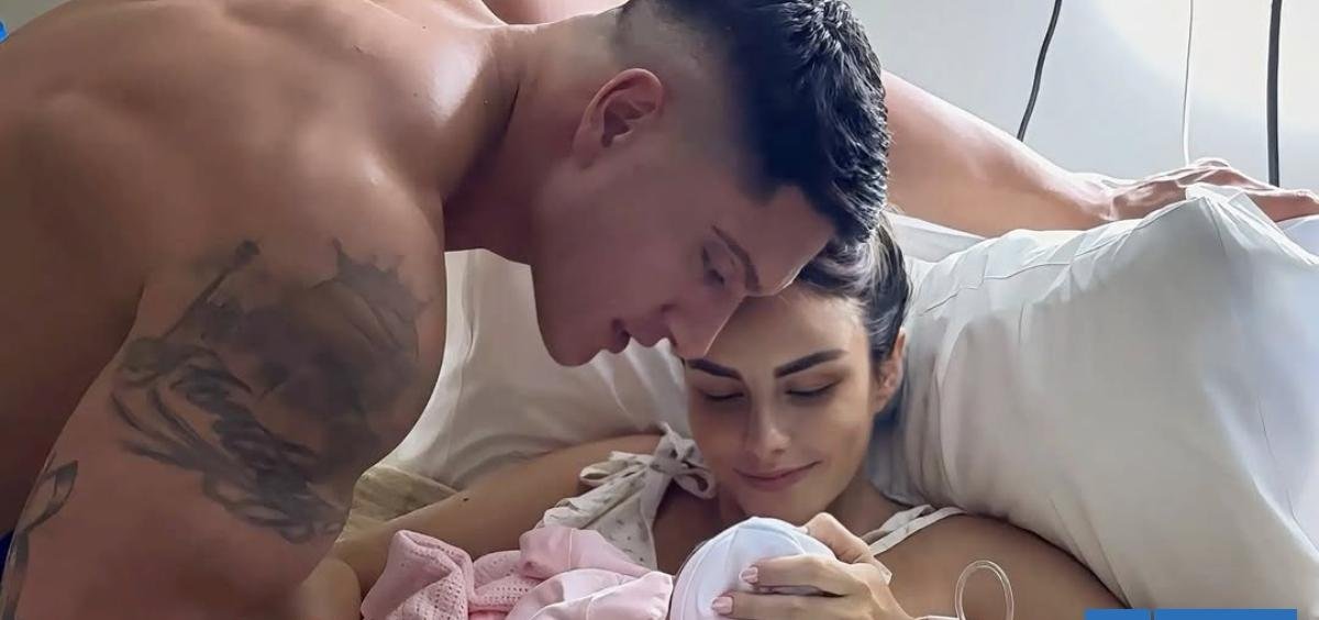 Explican por qué Sammis Reyes estaba sin polera en la primera fotografía de su hija con Emilia Dides