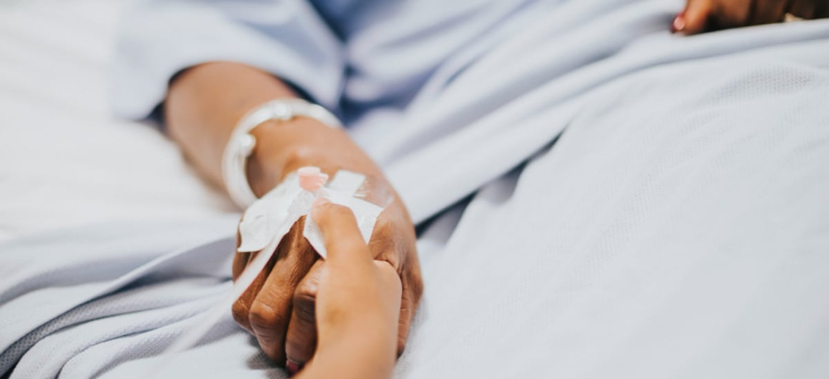 “Chile necesita integrar bien los cuidados paliativos”: dos de cada tres personas con cáncer fallecen en sus hogares