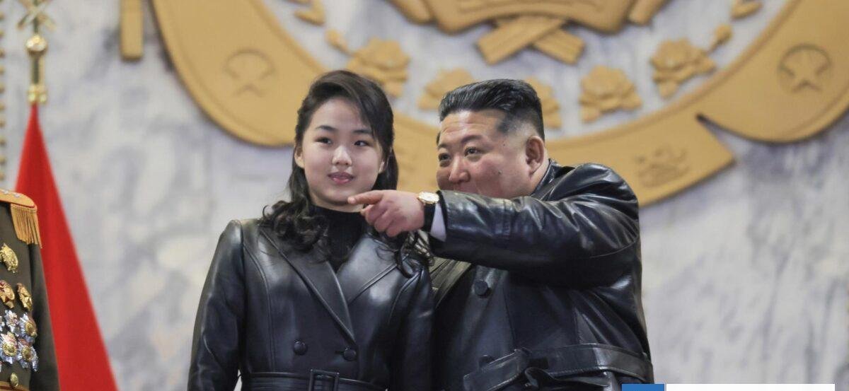 Hija de Kim Jong-un acude a desfile militar y refuerza perfil de posible sucesora en Corea del Norte