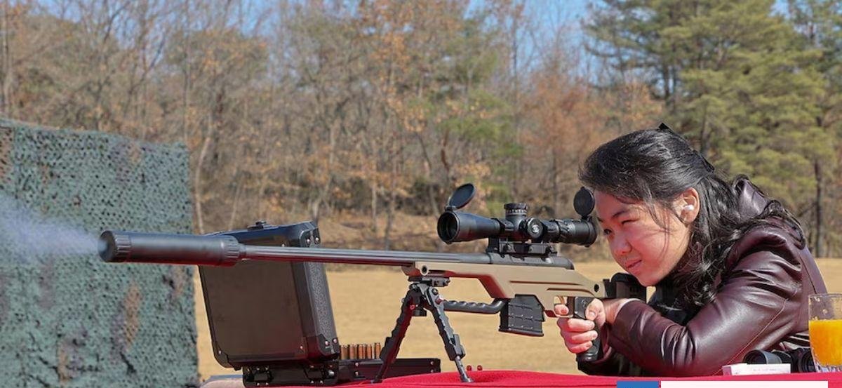 ¿La sucesora? Corea del Norte revela foto de la hija de Kim Jong-un disparando un rifle