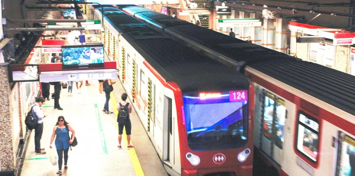 Metro de Santiago presenta retraso en la frecuencia de trenes en Línea 1 en plena hora punta