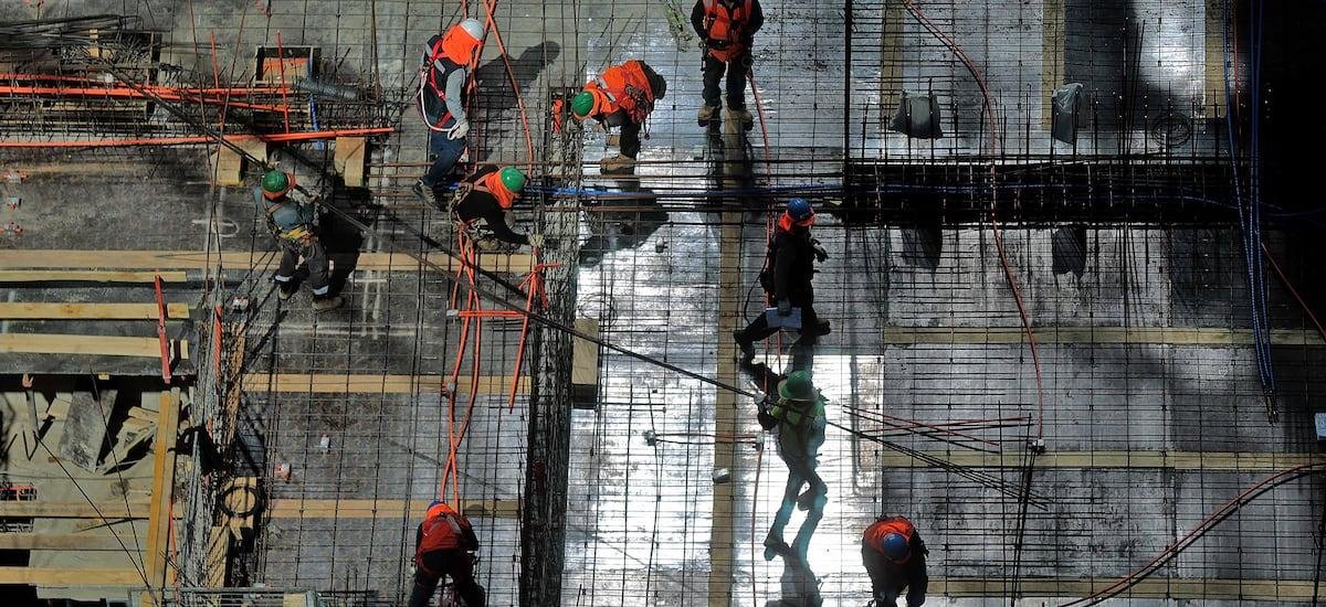 Actividad en infraestructura se recupera en el 2025, pero pierde fuerza hacia el final del año - La Tercera