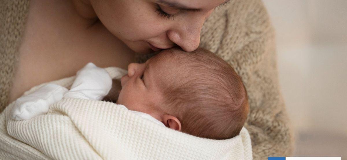 Fundación busca voluntarios para abrazar a bebés abandonados: "al mirarlos, lo demás pierde gravedad"