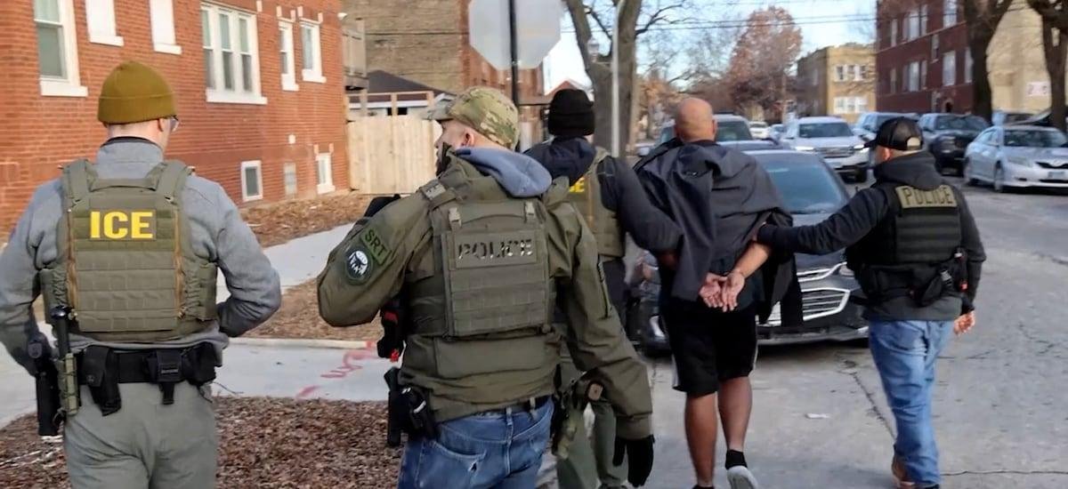 Funcionarios estadounidenses investigan si agentes del ICE mintieron sobre tiroteo a migrante en Minneapolis - La Tercera