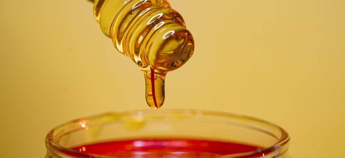 ¿Son saludables los azúcares naturales como la miel o el jarabe de agave? Esto responden los expertos