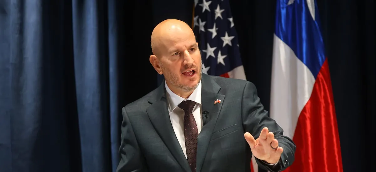 Sujeto detenido por amenazas a embajador de Estados Unidos en Chile queda con arresto domiciliario total