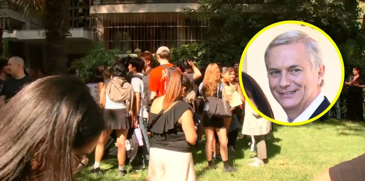 Jóvenes protestan en Liceo Augusto D'Halmar en la previa de la primera actividad de Kast como Presidente