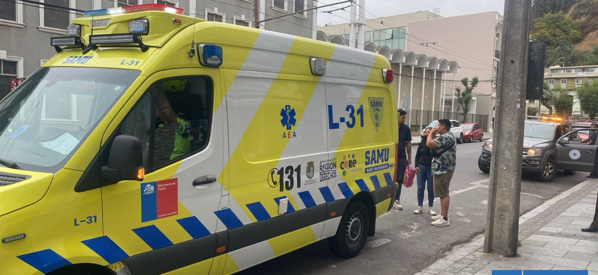 Persona resulta con fractura en extremidad inferior tras colapso estructural en edificio de Valparaíso