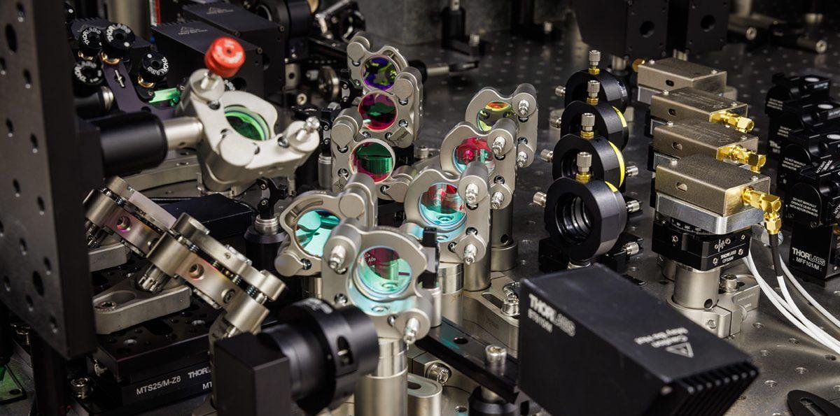 Ni en discos duros ni en la nube: Microsoft optó por alternativa que duraría más de 10.000 años