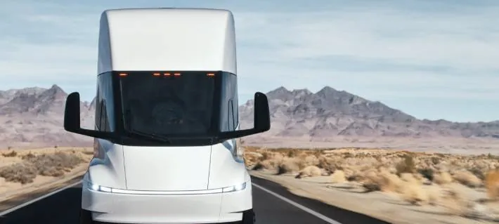 Tras años de retraso: Tesla finalmente inicia la producción en serie del camión Semi