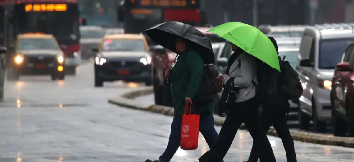 A qué hora comienza la lluvia hoy en Santiago, según el pronóstico