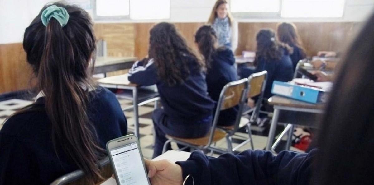 ¿Cuándo entra en vigencia la ley que prohíbe el uso de dispositivos móviles en la sala de clases?