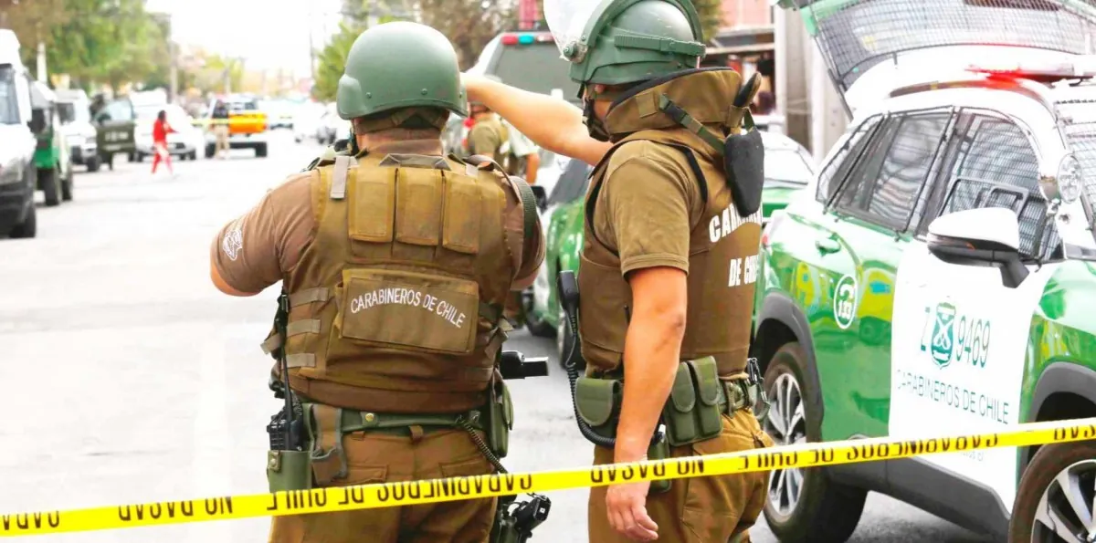 Violento robo a joyería en Santiago: Rompieron cinco rejas en minutos e intentaron atropellar a carabinero al huir