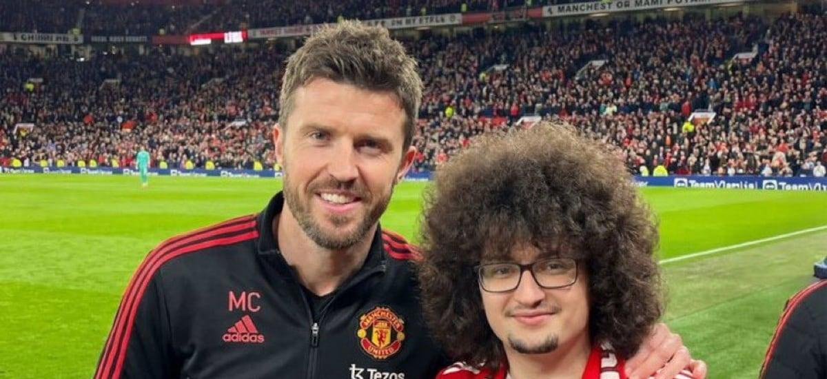 DT del Manchester United opina sobre el hincha que prometió no cortarse el pelo hasta que logren cinco triunfos seguidos