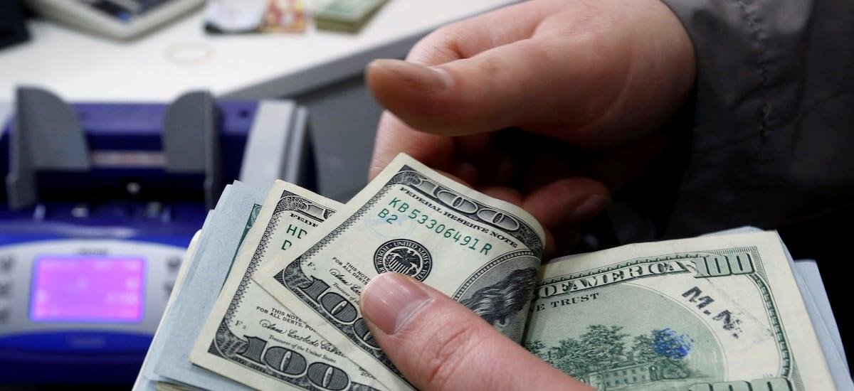 El dólar modera parte de su alza, pero se sostiene sobre los $900 y borra su caída acumulada en lo que va de 2026