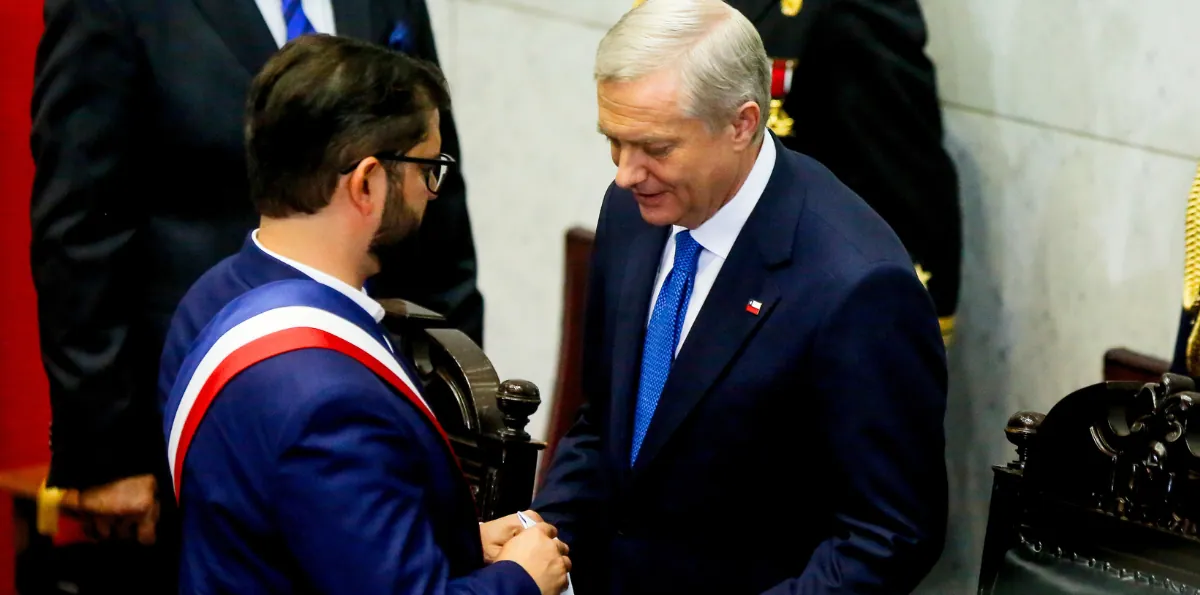 FOTOS – Qué dijo Boric sobre la carta que le entregó al presidente Kast durante el cambio de mando