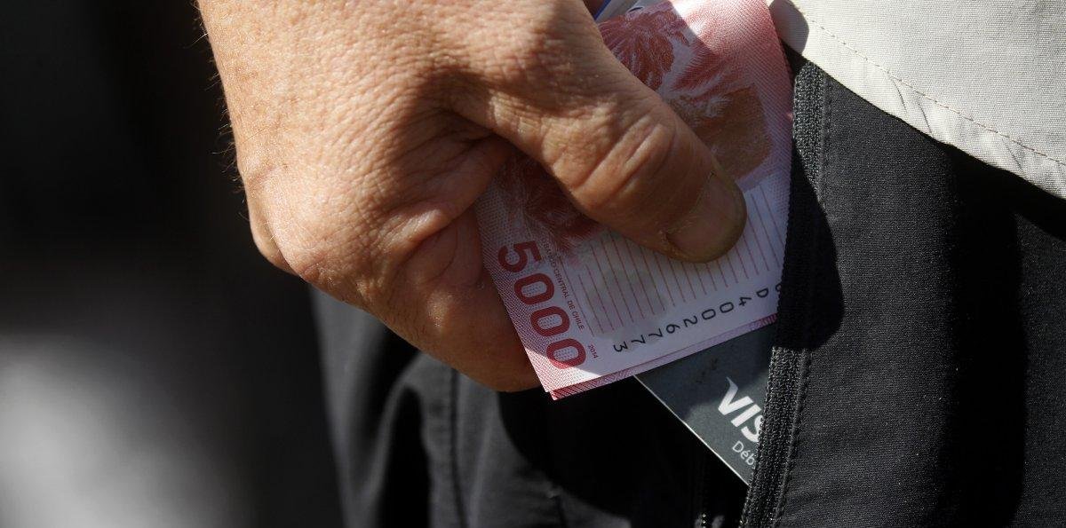 Imacec: Actividad económica sorprendió con alza de 1,7% en diciembre