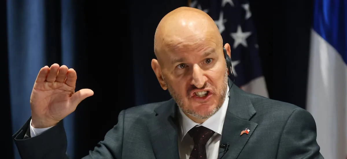 Embajador de EE.UU. en Chile aborda polémica por cable chino: destacó “humildad” de Kast