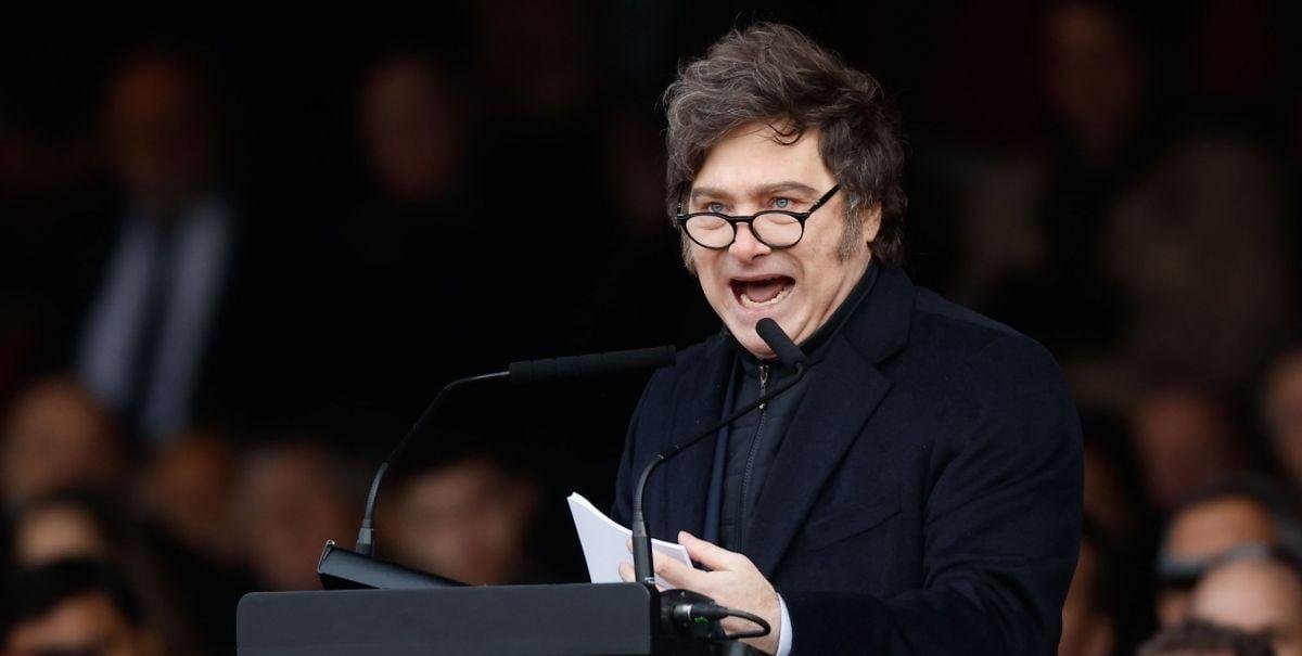 Gobierno de Milei afirma que la denuncia por sobornos es una "operación política"