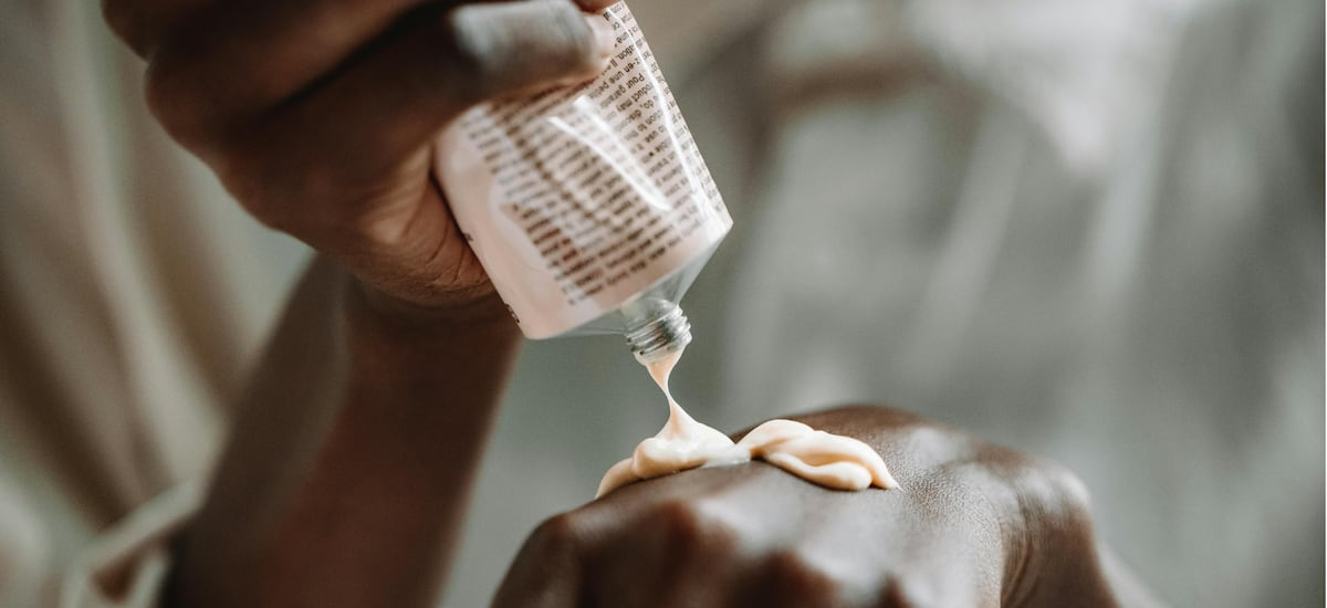 Instituto de Salud Pública emite alerta farmacéutica por defecto en lotes de crema antiacné