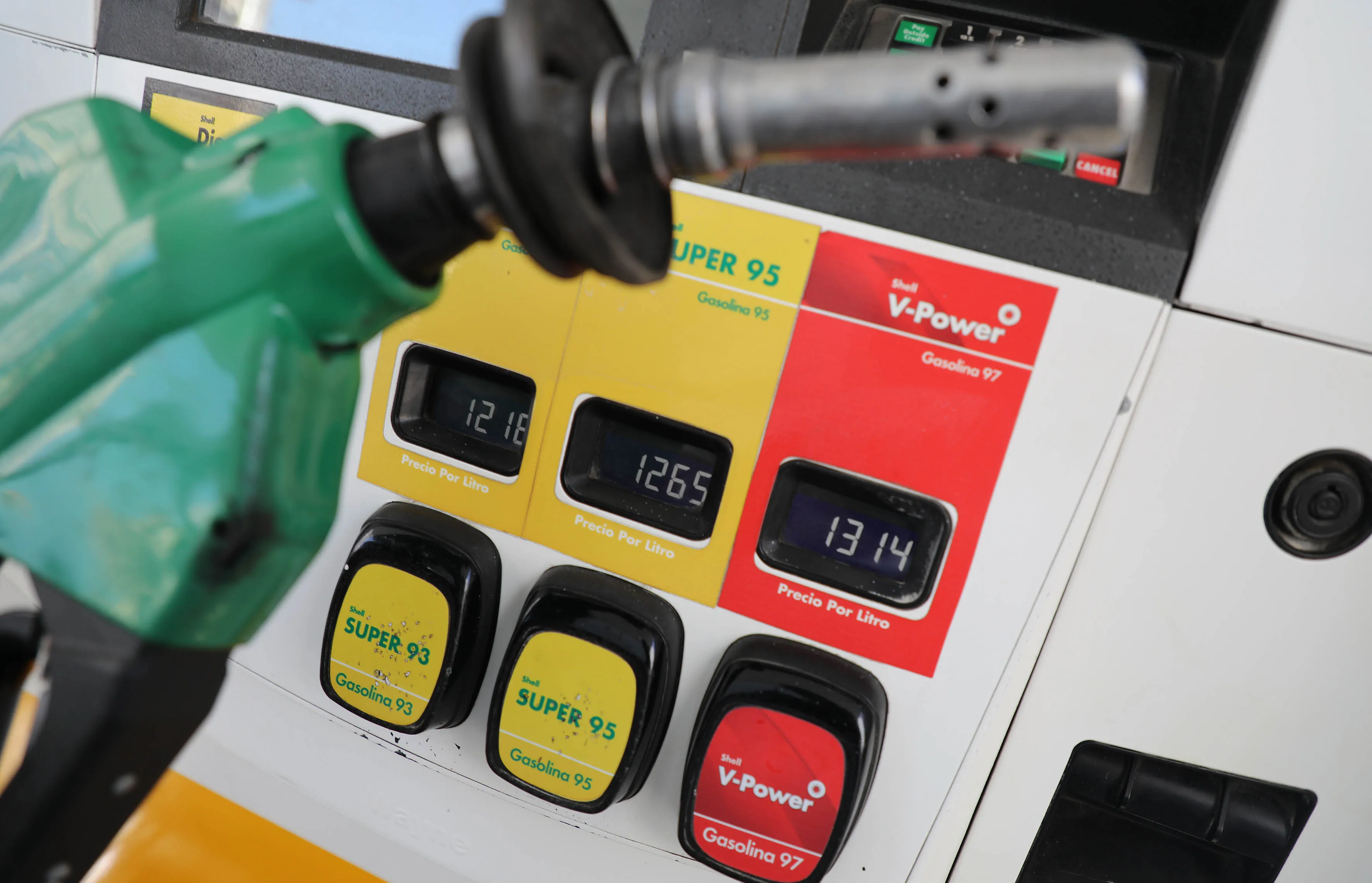 Nueva alza de combustibles este 16 de abril: Proyectan que gasolina podría subir $85 y diésel $75