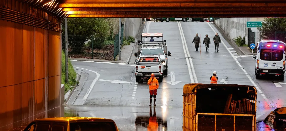 Lluvias en Santiago: cierran pasos bajo nivel y reportan calles anegadas en varias comunas de la RM