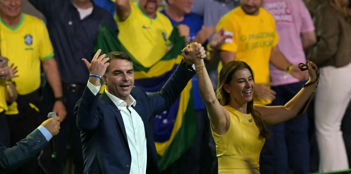 En nombre de su padre, Flávio Bolsonaro oficializa su candidatura presidencial en Brasil