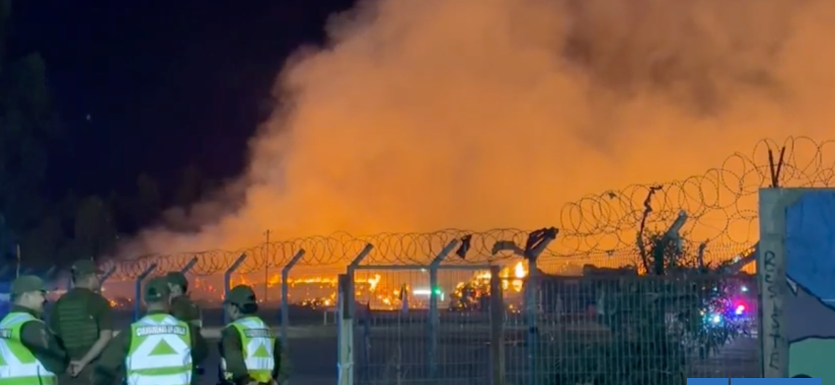 Sigue el combate por incendio en papelera de Puente Alto: hay cuatro colegios con clases suspendidas