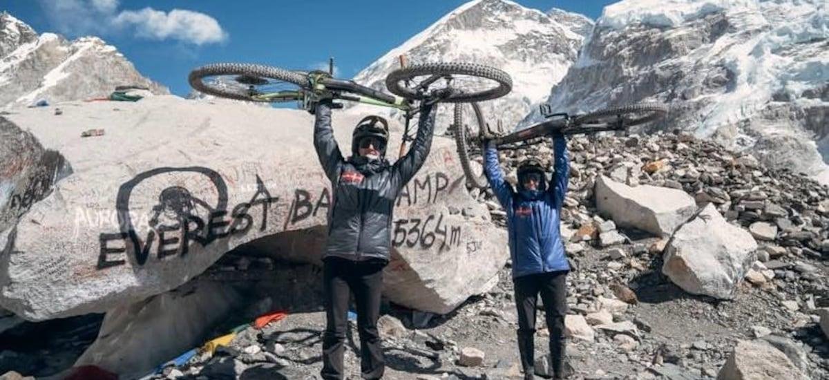 Histórico: chilenas se convierten en las primeras mujeres en llegar al campamento base del Everest en bicicleta