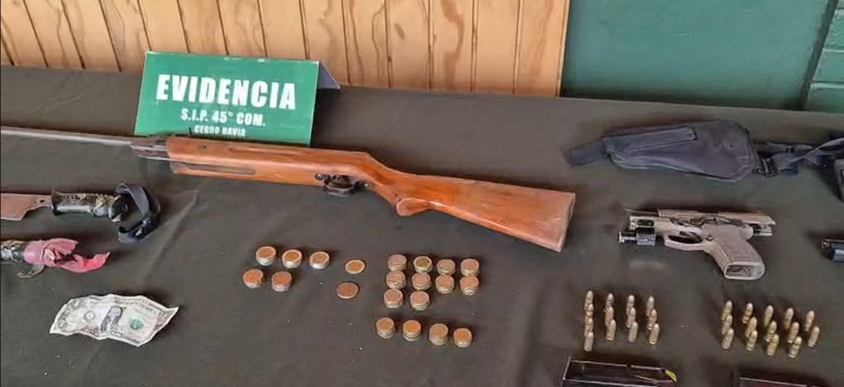 Tres personas son detenidas en procedimiento policial de Cerro Navia: se incautó drogas, armas y cargadores