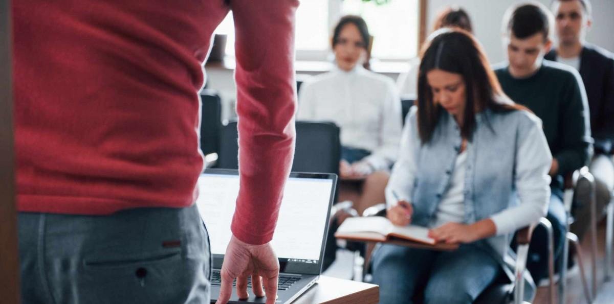 Le pegó a profesor que es actual pareja de su ex: Lo suspendieron de instituto y Corte ordena reincorporarlo
