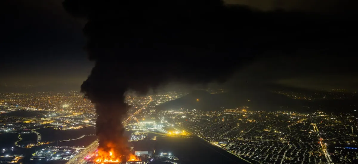 Por emanaciones tóxicas: informan suspensión de clases en Quilicura tras gigantesco incendio en empresa de productos químicos