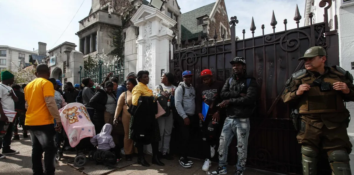 "Que no nos dejaran como tontos": Vocero de Comunidad Haitiana por incidentes en embajada en Santiago