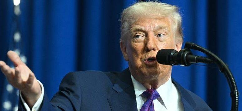 Trump anticipa aranceles globales del 10% y dice estar “profundamente decepcionado” con la decisión de la Corte