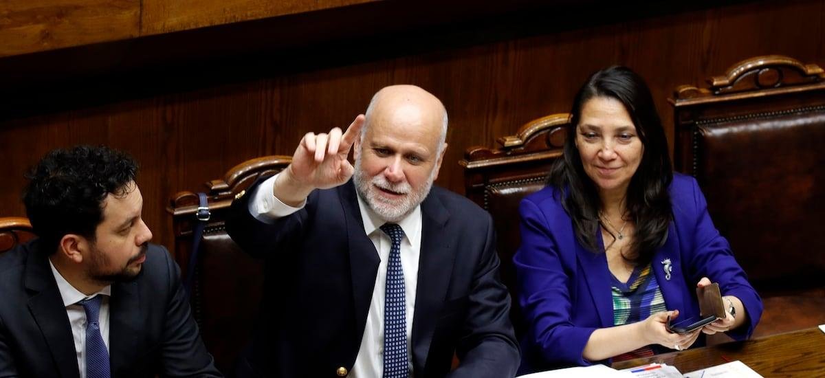 La Moneda activa último intento por salvar su reforma política