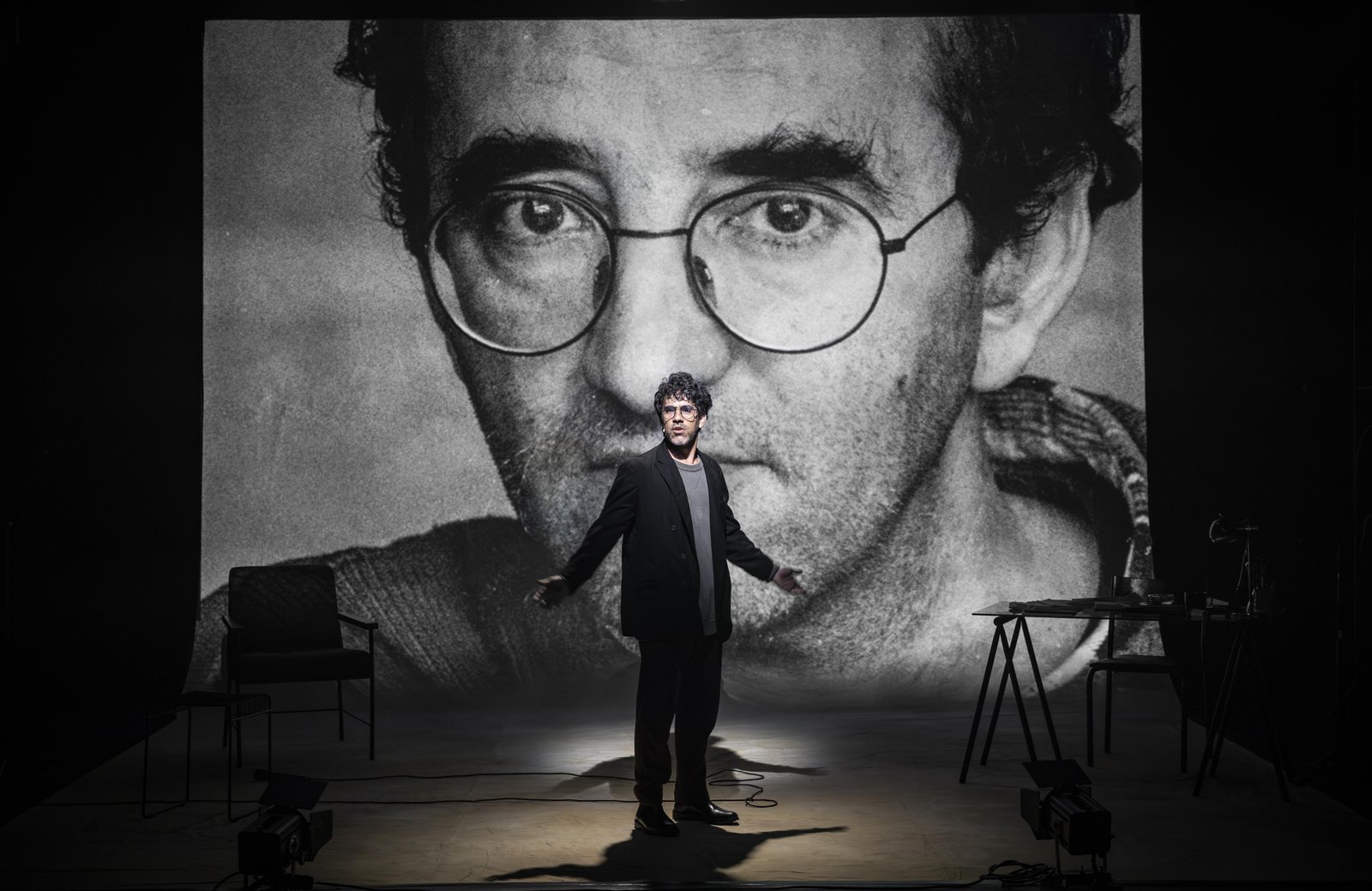 La obra brasileña de Teatro a Mil que revive a Roberto Bolaño: “Queríamos evitar cualquier heroización desmedida” - La Tercera